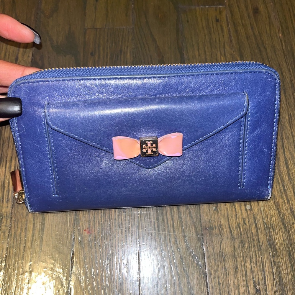 SOLD
Tory Burch, pink bow, wallet with gold hardware